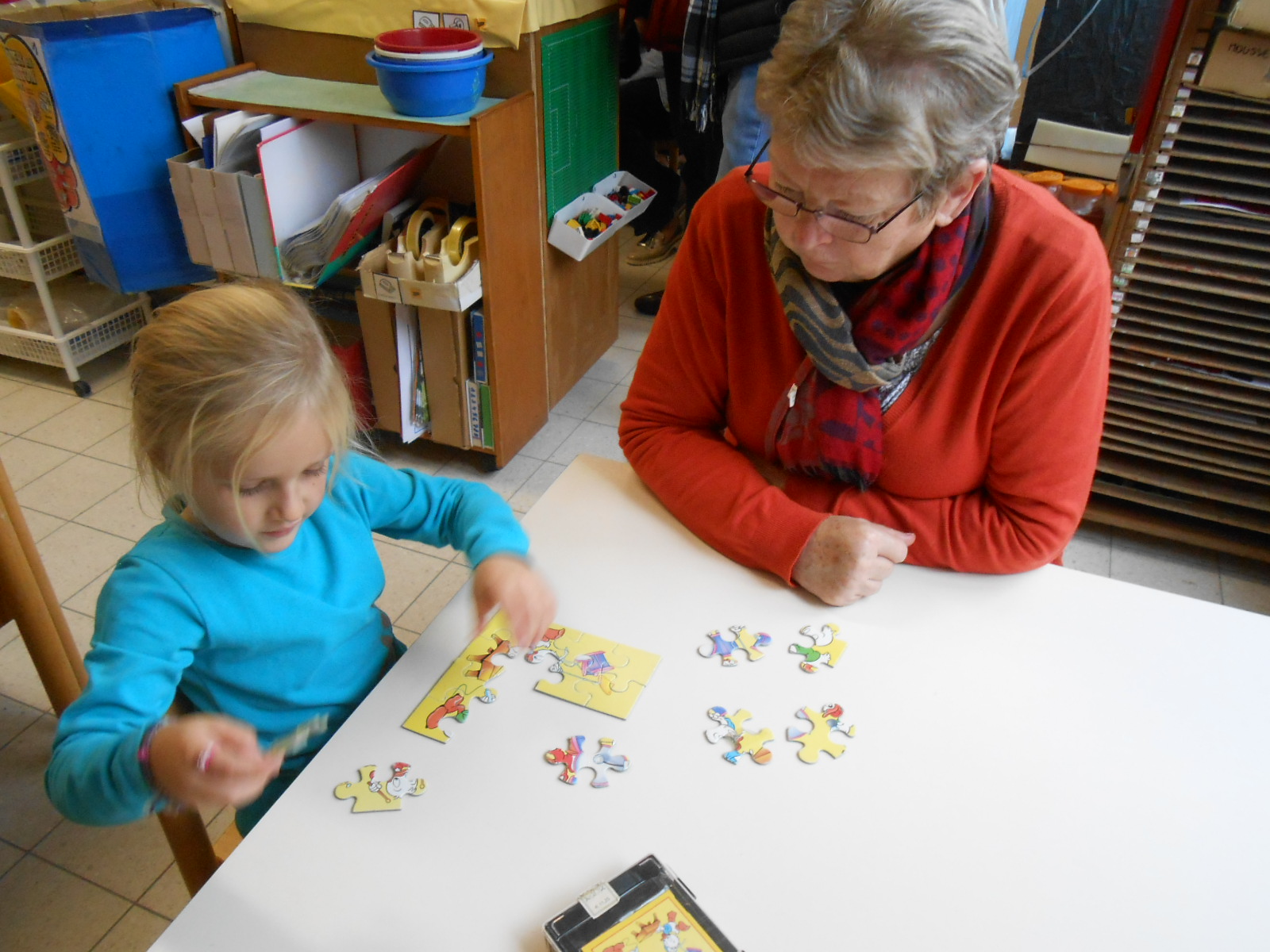 grootouders op bezoek in de klas van juf Claire